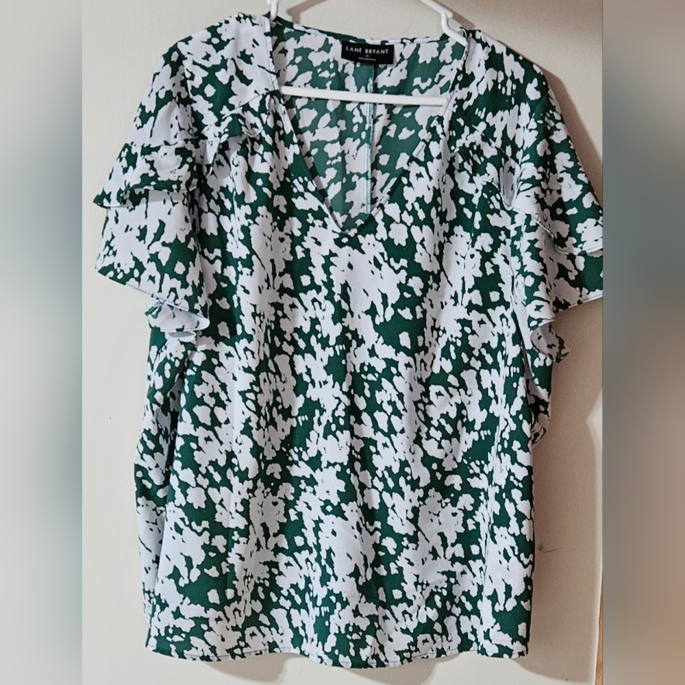 20 Woman's Green & White Lane Bryant Flutter Sleeved Blouse